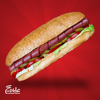 یک عدد هات داگ سرخ شده ، سس مخصوص ، کاهو ، گوجه ، خیارشور و نان فرانسوی کنجدی
ساندویچ هات داگ کلاسیک